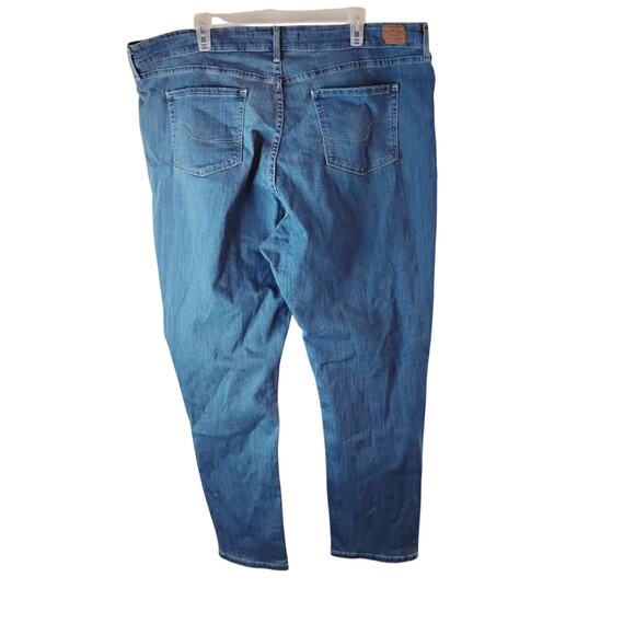 Women's 24 M Plus Size Levi Mid Rise Slim Straight Leg Jeans/Pants Medium Wash - Picture 3 of 7